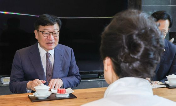 박근혜 전 대통령과 대화하는 정점식 원내대표