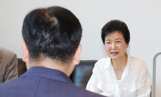 정점식 원내대표와 대화하는 박근혜 전 대통령