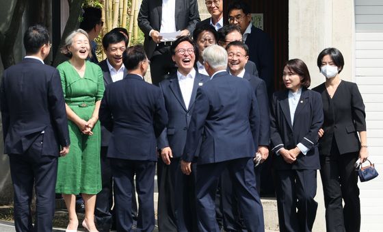 문재인 전 대통령 배웅 받는 김민석