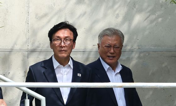 문 전 대통령 사저 나서는 김민석