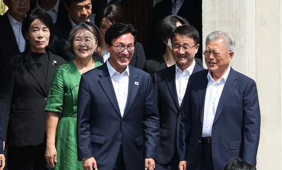 문재인 전 대통령 배웅 받는 김민석 대표