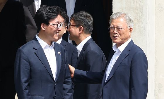 문재인 전 대통령과 대화하는 김민석 대표