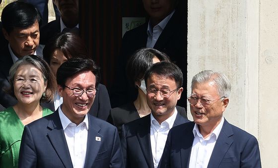 문재인 전 대통령 배웅받는 김민석 대표