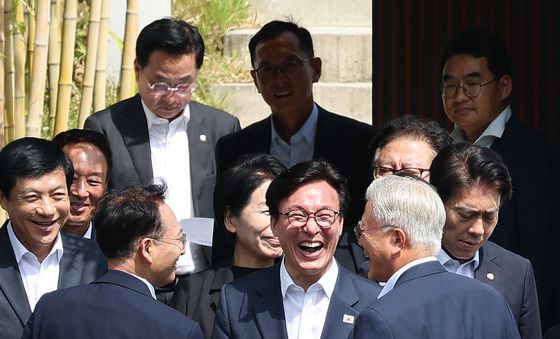 '문재인 전 대통령 농담에'