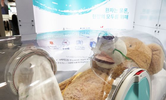 코엑스에 전시된 음압식 이동 격리 장치