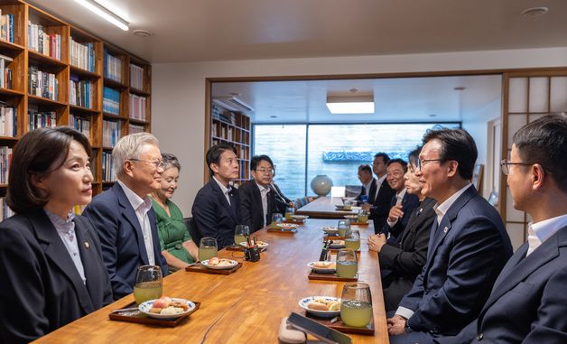 문재인 전 대통령 사저 찾은 김민석 대표
