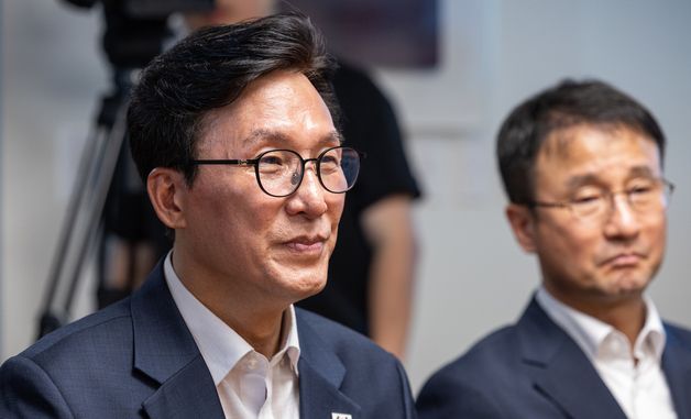 文 전 대통령 사저 찾은 김민석 대표