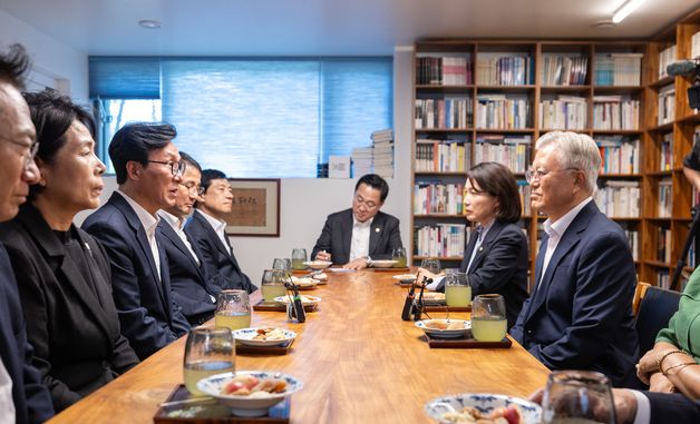 문재인 전 대통령과 대화 나누는 김민석 대표
