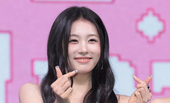 국초록, 반달 눈웃음
