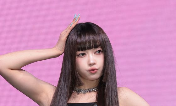 포즈 취하는 아워벌스데이 아치라야