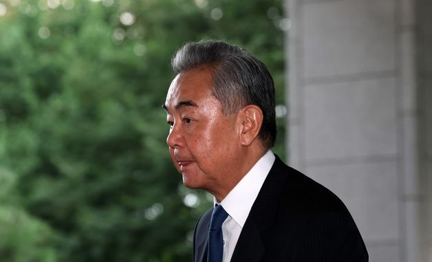 한중 외교장관 회담 위해 외교부 청사 도착한 왕이 중국 외교부장