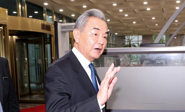 외교부 들어서며 손인사하는 왕이 중국 외교부장