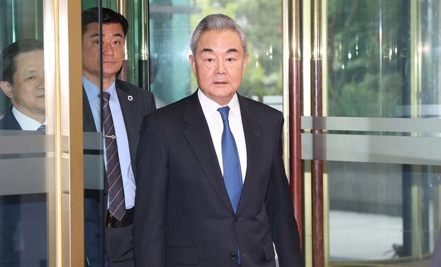 한중 외교장관 회담 위해 외교부 도착한 왕이 중국 외교부장