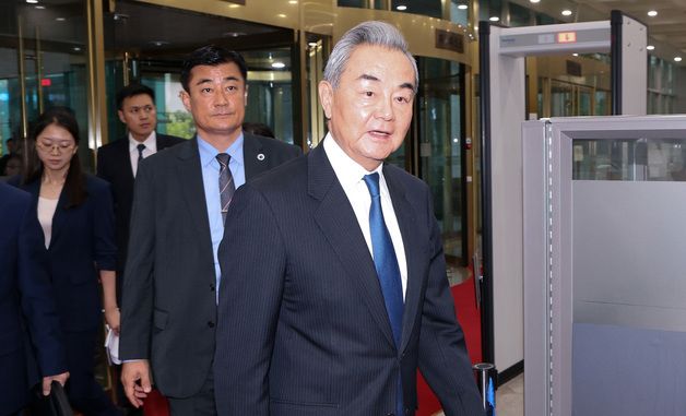 외교부 청사 들어서는 왕이 중국 외교부장