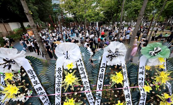 용산공원에 놓인 근조 화환