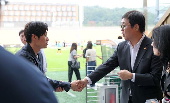 악수하는 최휘영 장관과 박지성 공동위원장