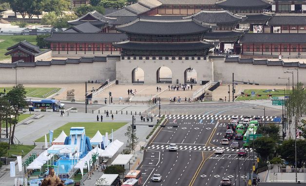 휴가철 맞이해 한산한 광화문