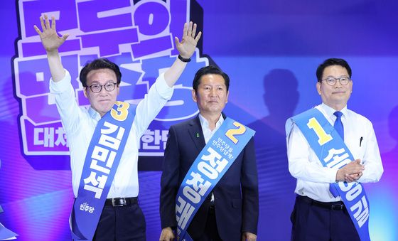 당원들에게 인사하는 김민석