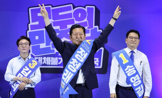 당원들에게 인사하는 정청래