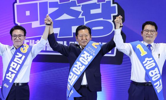손잡고 인사하는 민주당 당권 주자들