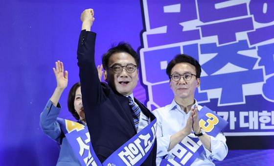 당원들에게 인사하는 박선원