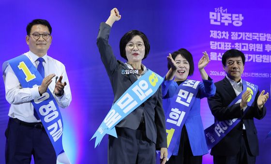 당원들에게 인사하는 임미애 후보