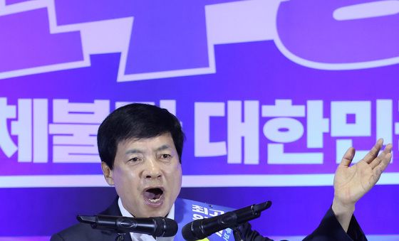 합동연설회 정견 발표하는 이성윤