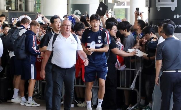 제주서 국내 팬과 인사하는 김민재
