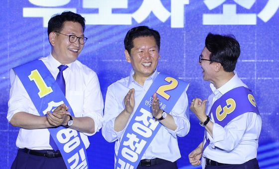 대화나누는 민주당 당권 주자들