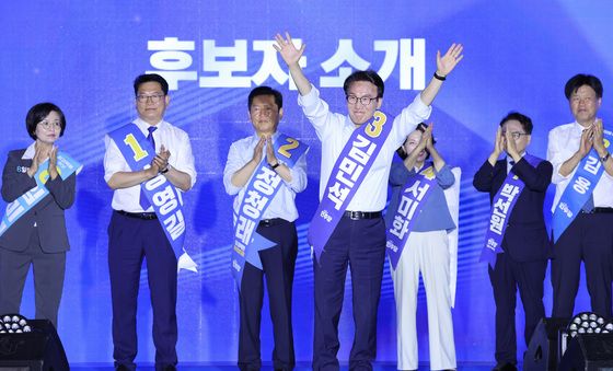 손인사하는 김민석