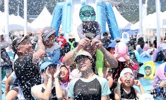 '찜통더위 날리는 시원한 물놀이'