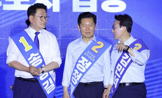 합동연설회 대화나누는 민주당 당권 주자들
