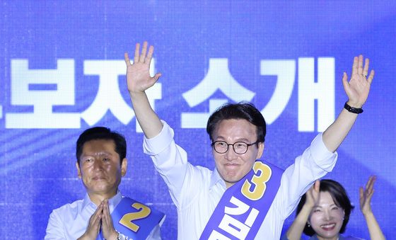당원들에게 인사하는 김민석 후보
