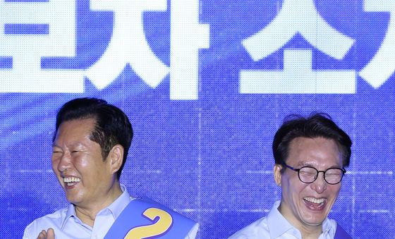 미소 속 격돌