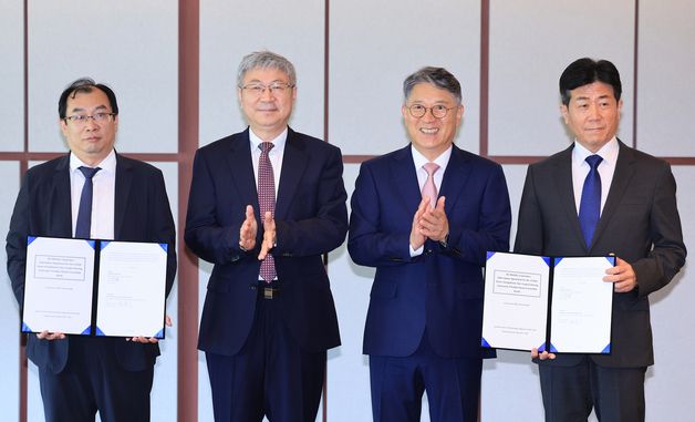 기념촬영하는 KG모빌리티와 체리자동차 회장들