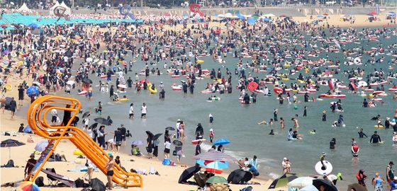 물 반 사람 반…폭염 속 바다로