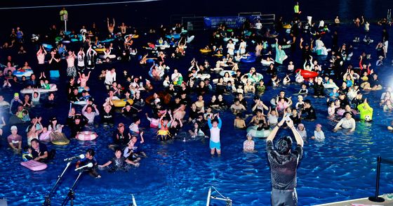 무더운 여름밤 즐기는 물놀이와 콘서트