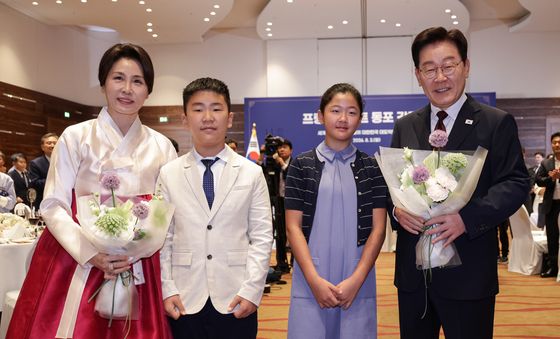 화동들과 기념촬영 하는 이재명 대통령·김혜경 여사