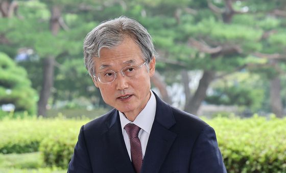 출근하는 조희대 대법원장