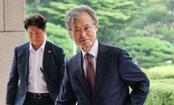 출근하는 조희대 대법원장
