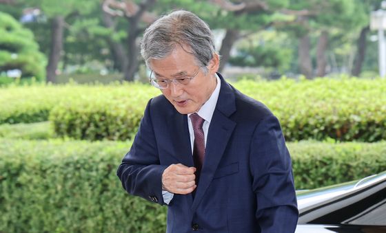 조희대 대법원장, '대법관 서면제청' 논란 속 출근