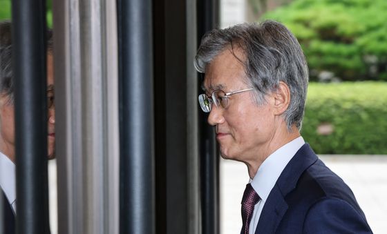 출근하는 조희대 대법원장