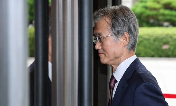 출근하는 조희대 대법원장