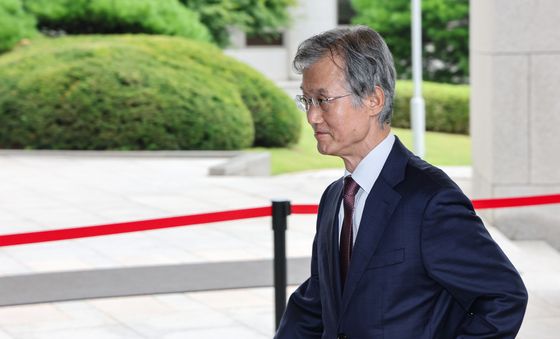 출근하는 조희대 대법원장