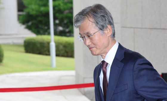 조희대 대법원장, '대법관 서면제청' 논란 속 출근