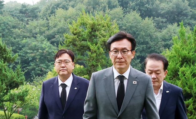 이해찬 전 국무총리 묘역 참배하는 김민석 민주당 대표