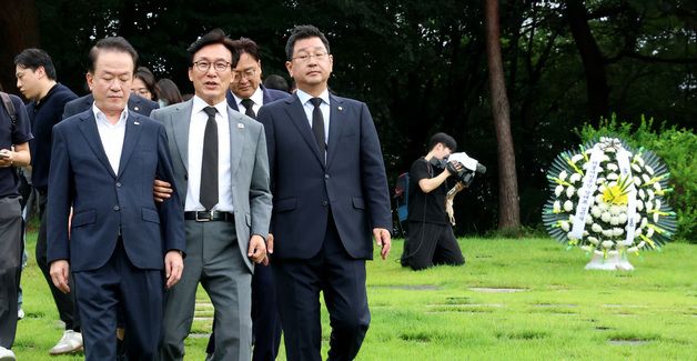 김민석 민주당 대표, 이해찬 전 국무총리 묘역 참배