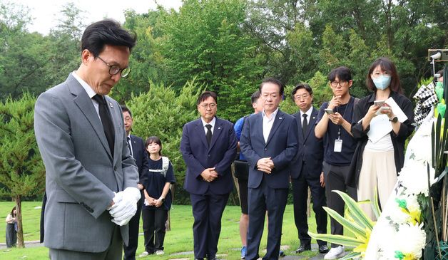 김민석 민주당 대표, 고(故) 이해찬 전 국무총리 묘역 참배