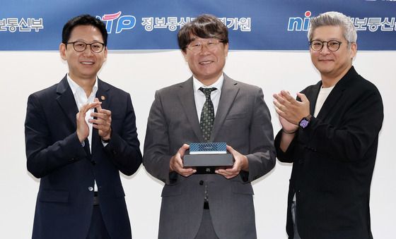 AMD, 인공지능 PC 카이스트에 기증