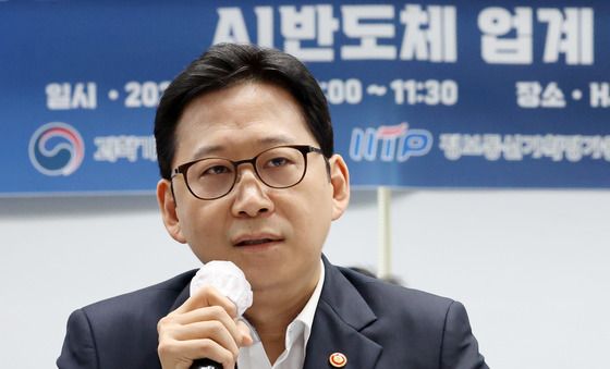 AI 반도체 업계 간담회 모두발언하는 배경훈 부총리